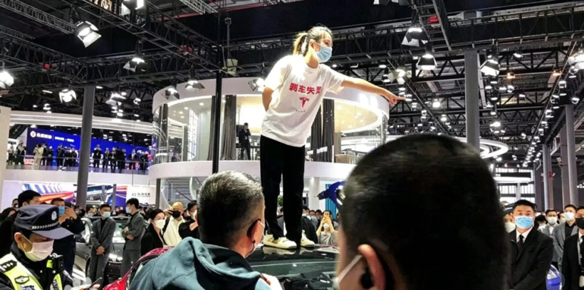 车顶维权女车主被判诽谤,那些年特斯拉究竟被黑得有多离谱?