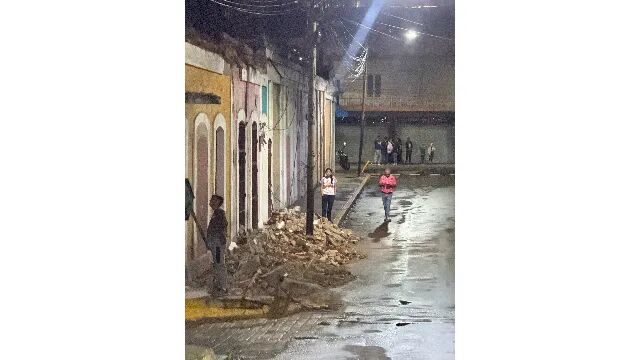 当地时间24日,委内瑞拉米兰达州首府洛斯特克斯,震后地面上散落着建筑物的瓦块。(受访者刘先生拍摄)