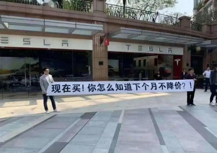 车顶维权女车主被判诽谤,那些年特斯拉究竟被黑得有多离谱?