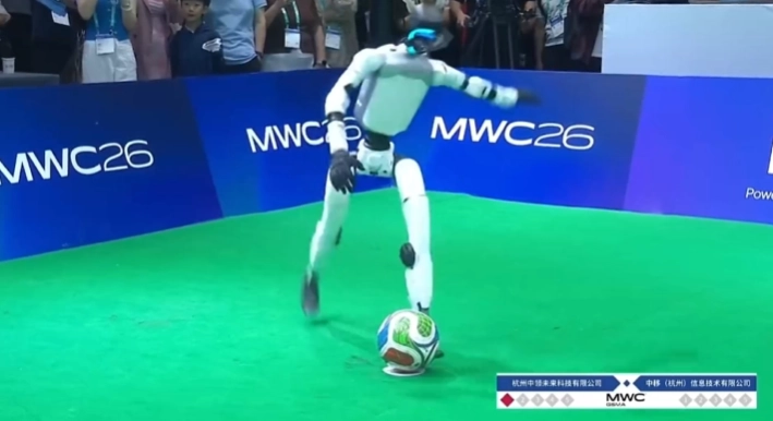 中国移动灵犀机器人夺得 MWC26 上海点球大赛总冠军:自主攻防,不用遥控