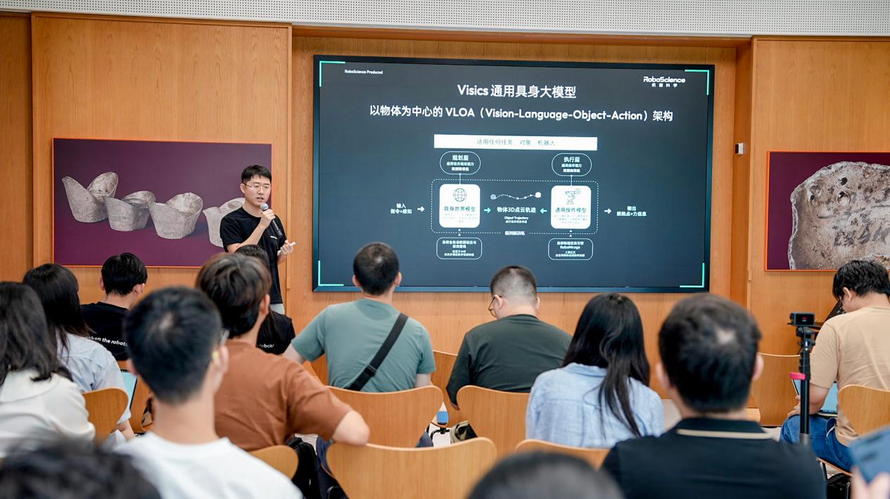 RoboScience机器科学发布通用具身大模型Visics,首次完整展示VLOA双引擎架构