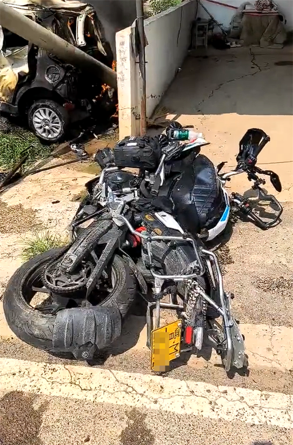 无灯十字路口摩托车撞上电动车：前者报废后者爆燃