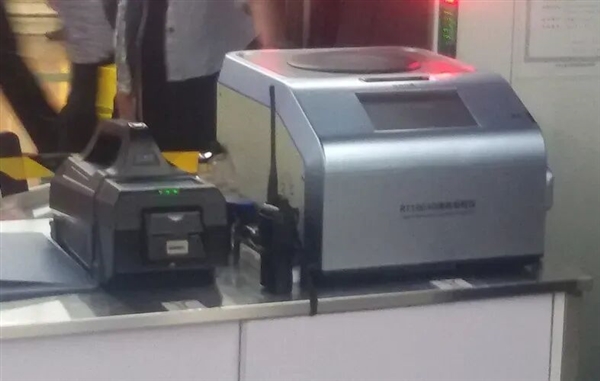 为啥飞机不让带超100mL的液体登机?背后竟有一个故事