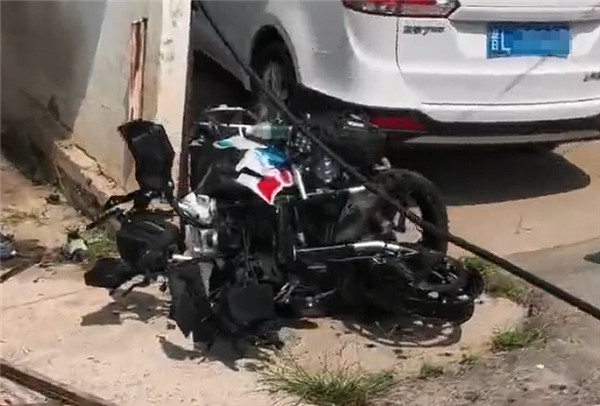 无灯十字路口摩托车撞上电动车：前者报废后者爆燃