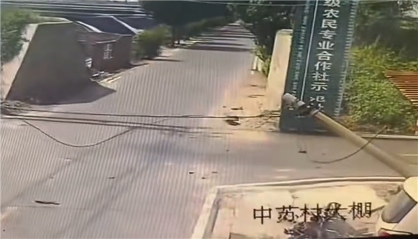 无灯十字路口摩托车撞上电动车：前者报废后者爆燃