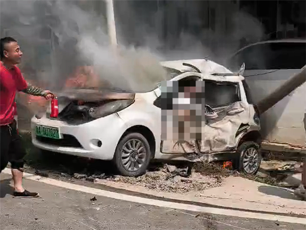无灯十字路口摩托车撞上电动车：前者报废后者爆燃