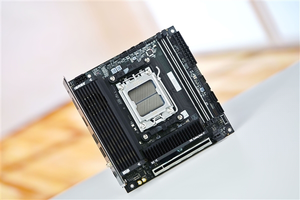 iGame Mini系列首款ITX主板！七彩虹iGame B850I MINI OC V14图赏