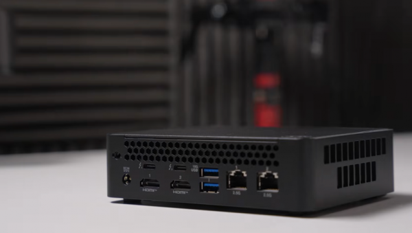三台迷你主机硬跑70B大模型！场面十分尴尬
