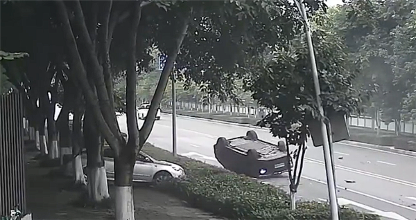 司机为赶时间急速逆行撞车 腾空翻滚四脚朝天差点砸到路人