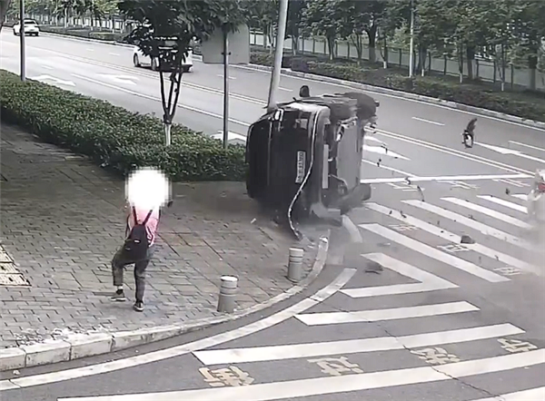 司机为赶时间急速逆行撞车 腾空翻滚四脚朝天差点砸到路人