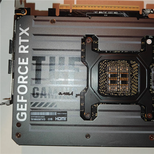 显卡575W功耗温度惊人！RTX 5090热到熔化延长线