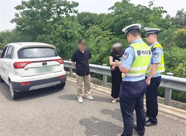 高速超车道惊现老头乐：跟随前车从ETC通道驶入