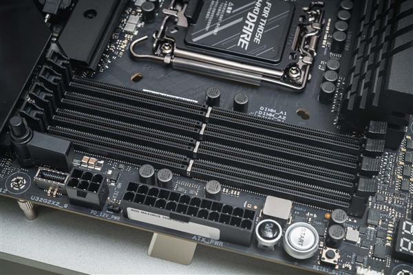 老内存杀疯了！DDR4反超DDR5成涨价王：一个月从719元涨到857元