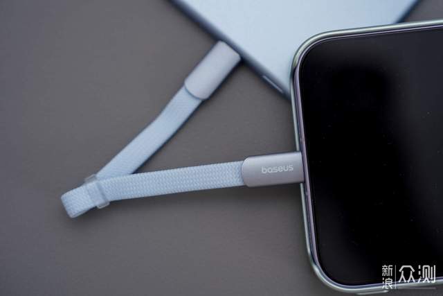 倍思卡片磁吸 Air:iPhone 的 "隐形续航外挂"_新浪众测