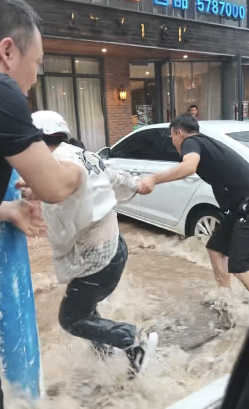 李金红被好心人从水流中拽起来。受访者供图