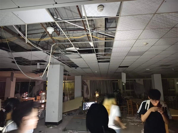台风“美莎克”残余环流诱发 湖北两地遭强楔型龙卷风横扫