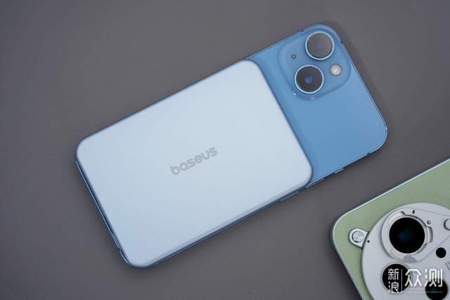 倍思卡片磁吸 Air:iPhone 的 "隐形续航外挂"_新浪众测