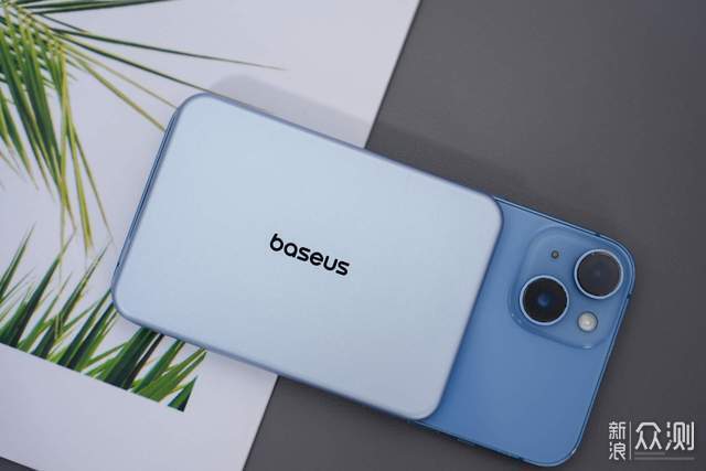 倍思卡片磁吸 Air:iPhone 的 "隐形续航外挂"_新浪众测