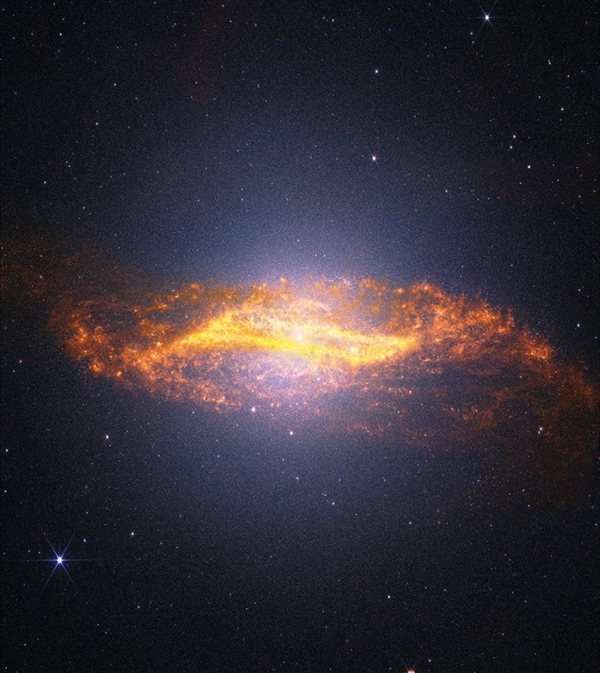 NASA放出半人马座A星系最清晰照片：呈现恒星诞生消亡画面