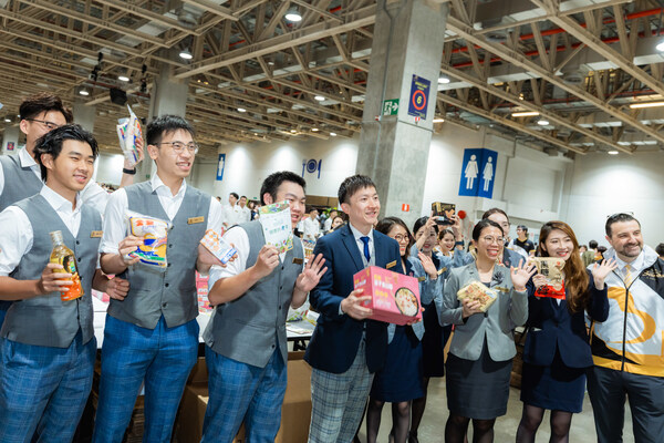 「金沙关怀食物福袋制作活动」中制作的5,000个食物福袋总重量达30公吨，每个内有香米、食油、全蛋面、饼干等11种严选自本澳多家中小企的食材，而养生汤包由同善堂精心研配。