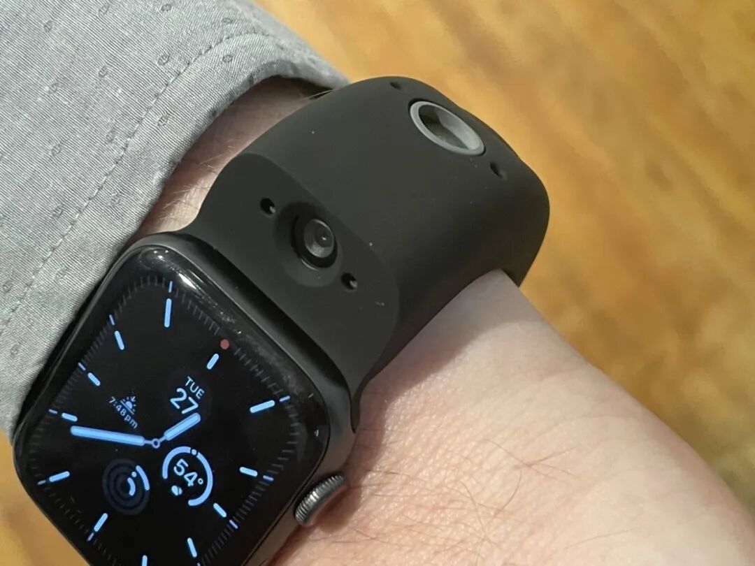 Wristcam:把两颗摄像头做进表带的相机带,也是唯一拿到苹果 MFi 认证的智能表带|图片来源:Wristcam