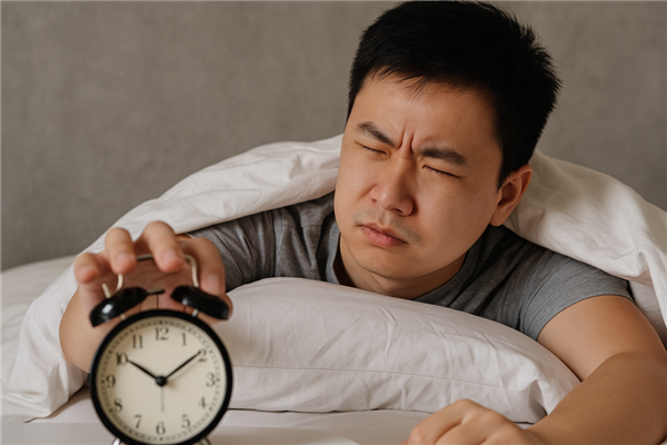 那些经常把闹钟按掉继续睡的人 后来怎么样了?