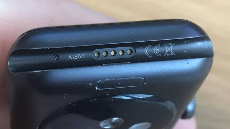 Apple Watch 快拆表带滑槽里那个隐藏的诊断端口|图片来源:MacRumors