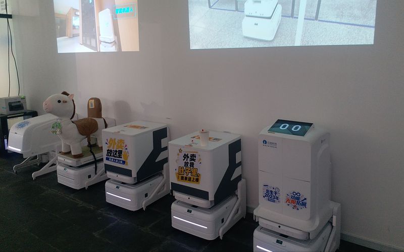 云迹科技的机器人，可以根据不同场景“换装”不同功能模块。新京报记者 陈琳 摄