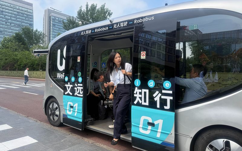 文远知行的自动驾驶小巴，能够安全高效地处理各种复杂城市路况。新京报记者 陈琳 摄