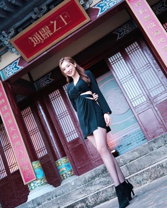 学霸港姐王嘉慧晒美照 颜值体态双在线气质出众