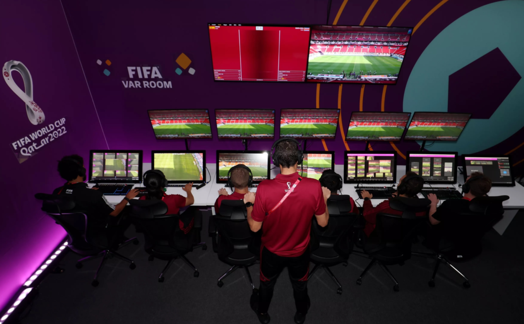 2022世界杯上的VAR团队，图源：FIFA官网