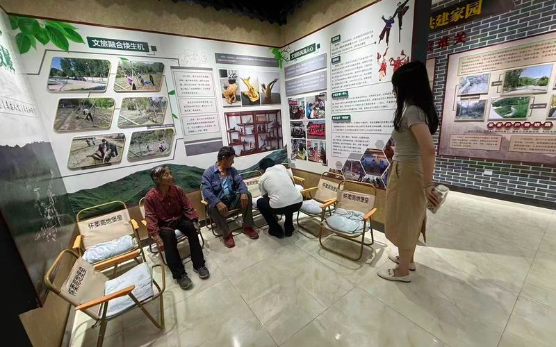 7月9日，怀柔区汤河口镇一处“高地堡垒”中，转移安置的居民正在休息、闲聊。汤河口镇供图