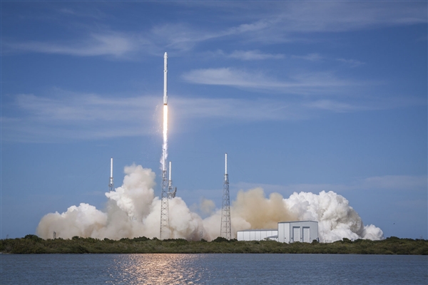 SpaceX申请发射10万颗卫星!马斯克的野心正在考验太空极限:专家提示风险