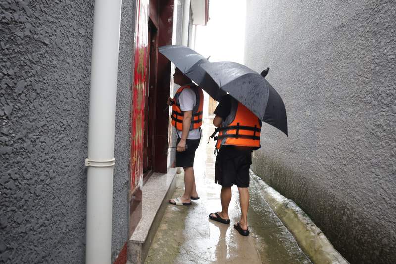 工作人员在雨中巡查。新京报记者 王子诚 摄