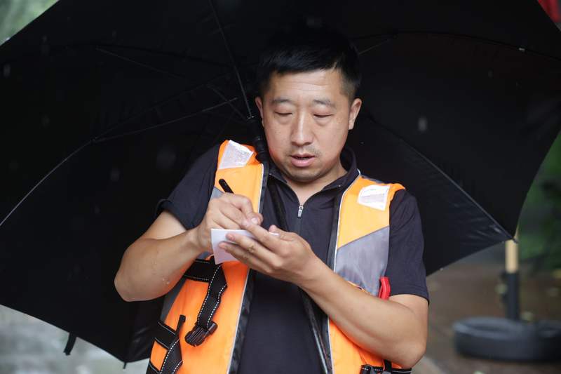 工作人员记录各家人数变动。新京报记者 王子诚 摄