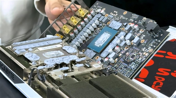 NVIDIA删了个寂寞！RTX 50热点传感器仍在：大神一招解锁揪出降频真凶