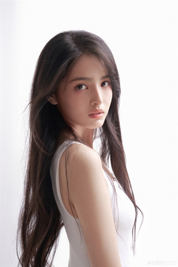 周星驰方时隔8年官宣新星女郎雪野 在《功夫女足》中饰同名角色 长相酷似宋祖儿