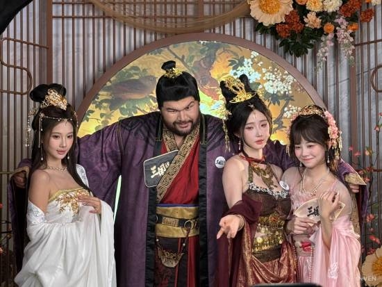 韩媒看傻了！上海BW人山人海 展区大到拍不完