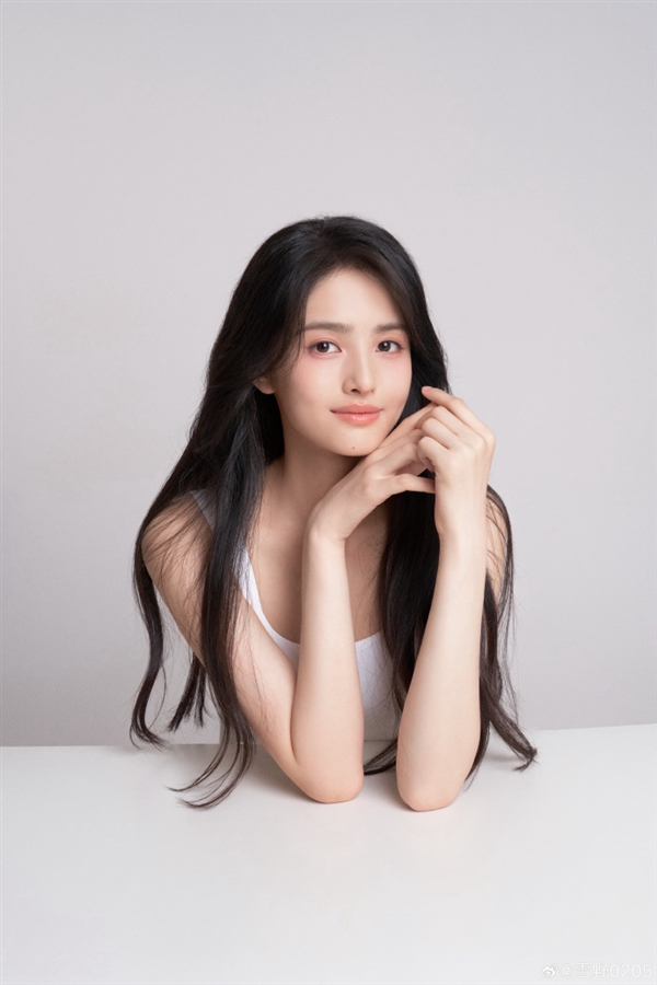 周星驰方时隔8年官宣新星女郎雪野 在《功夫女足》中饰同名角色 长相酷似宋祖儿