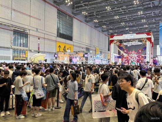 韩媒看傻了！上海BW人山人海 展区大到拍不完