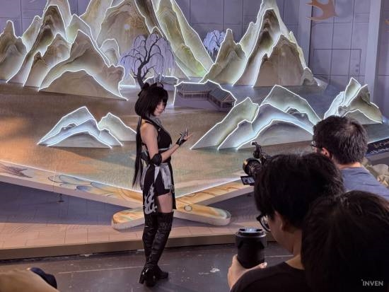 韩媒看傻了！上海BW人山人海 展区大到拍不完