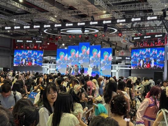 韩媒看傻了！上海BW人山人海 展区大到拍不完