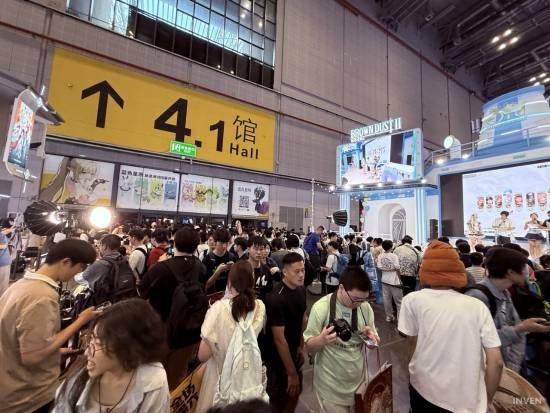 韩媒看傻了！上海BW人山人海 展区大到拍不完