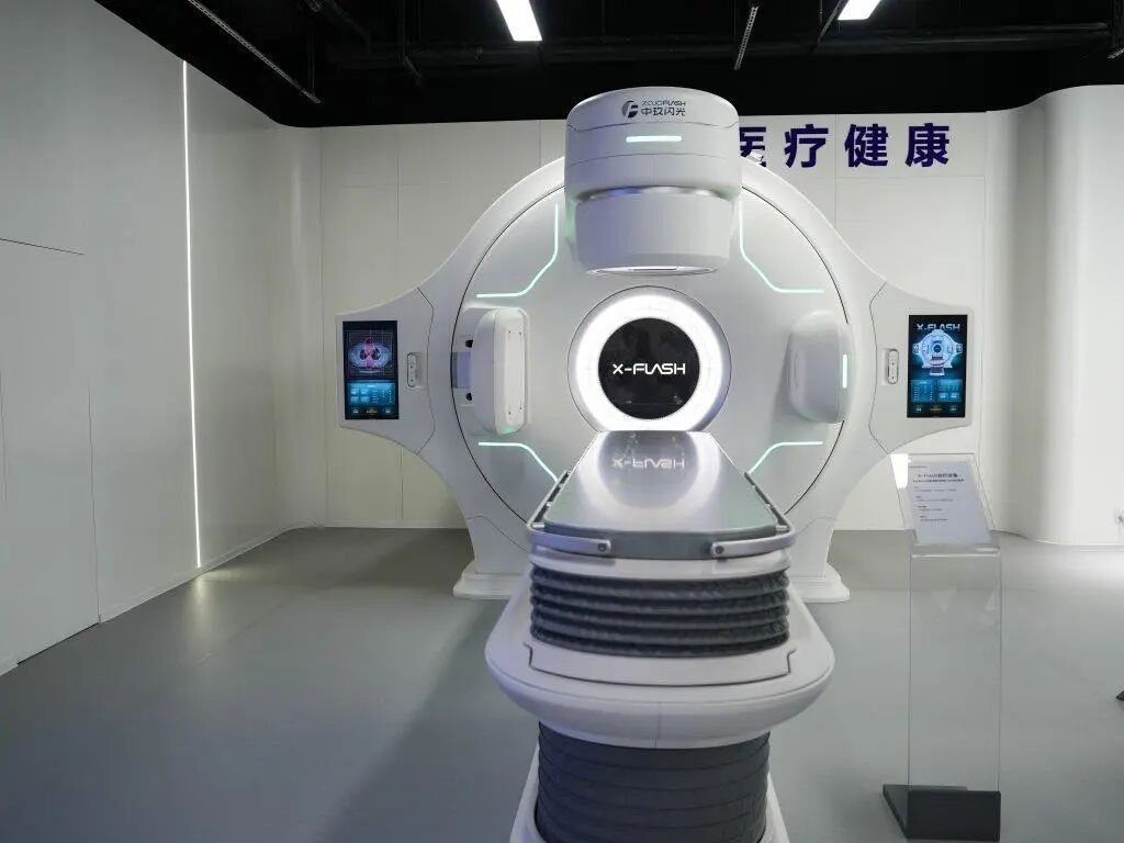 这是在四川绵阳长虹智能制造产业园拍摄的X-Flash放疗设备。新华社记者 王曦 摄