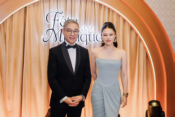 活动现场,《悦游》特邀华语实力唱将袁娅维现场演绎;雅高大中华区首席执行官朱福明亲临现场,向袁娅维致以热烈欢迎。 活动现场,《悦游》特邀华语实力唱将袁娅维现场演绎;雅高大中华区首席执行官朱福明亲临现场,向袁娅维致以热烈欢迎。