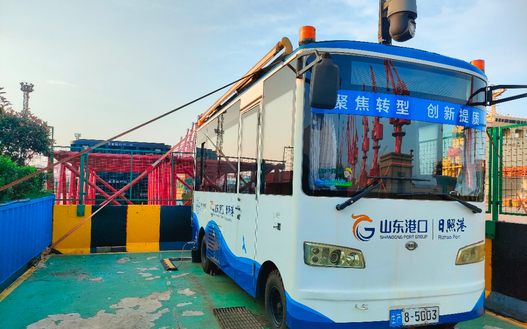 山东港口日照港外理公司利用捆扎带对场内停靠的理货车进行固定绑扎，抵御大风冲击，避免车辆移位、倾覆隐患，夯实码头现场防风防线，以细致举措降低汛期大风带来的作业风险，保障港区设备与现场生产安全稳定运行。 (2).jpg