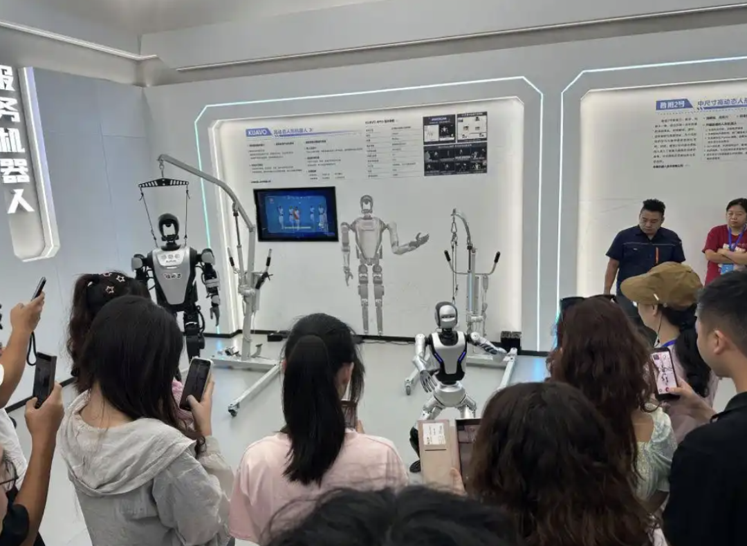 2026年7月9日，两岸融合发展交流营营员们在绵阳科技城新区一展厅内观看机器人打太极表演。新华社记者 冀泽 摄