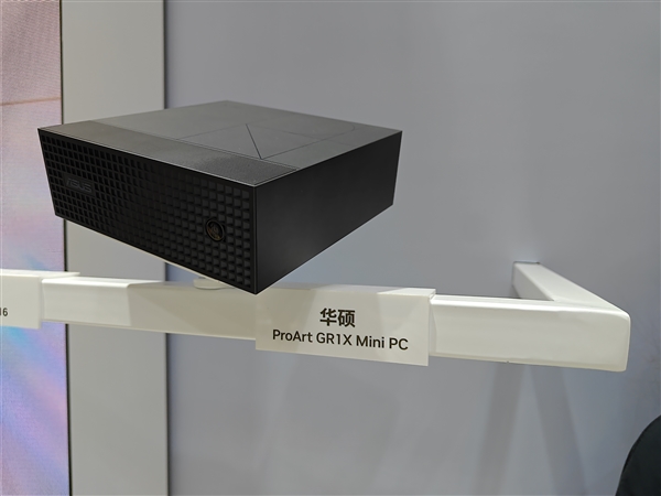 英伟达BW 2026超级芯片RTX Spark首展惊艳:巨型GPU墙成打卡地标