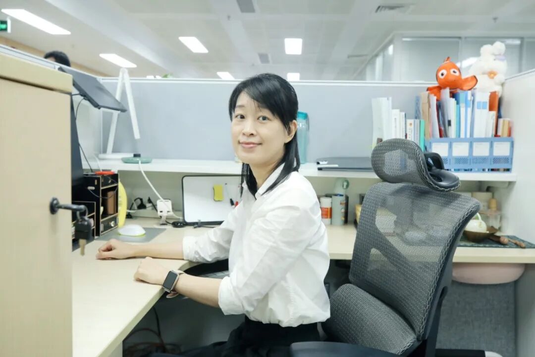 何影霞.jpg