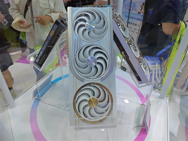 七彩虹太懂玩家了：BW 2026把硬核和萌系全铺了一遍！